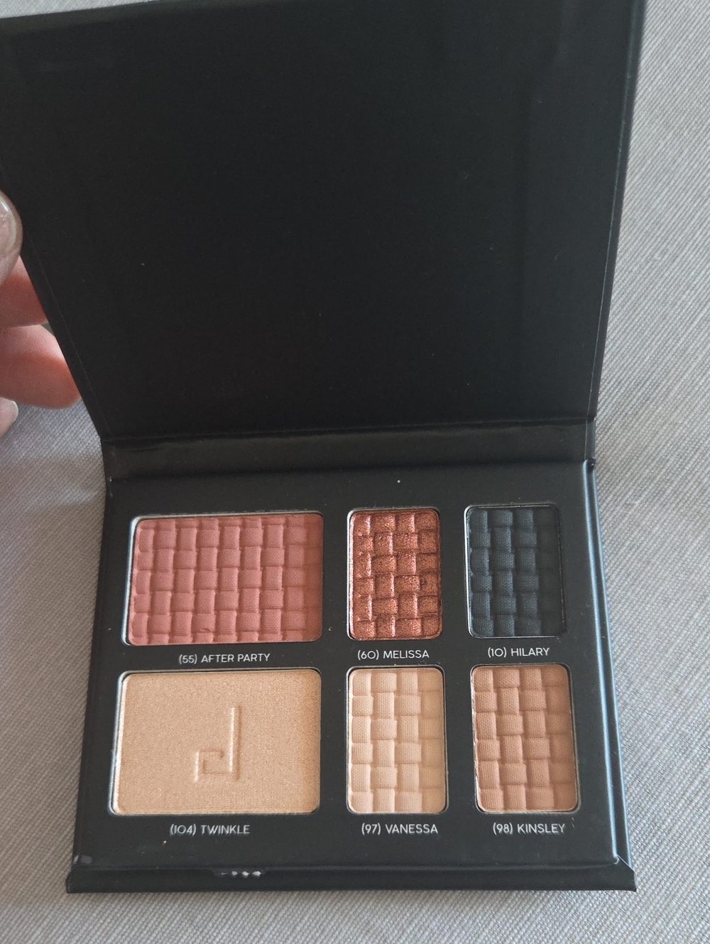 Doucce Eyeshadow Palette — Copper, Peach, Gold & Black Shades- Neutral Tones